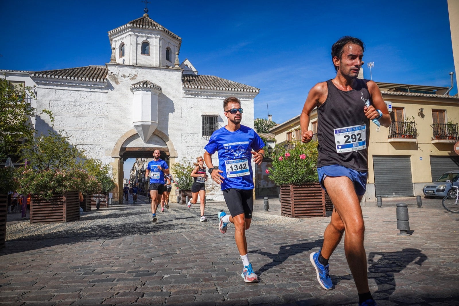 Mil personas participaron en la Carrera Azul por el autismo, con camisetas azules. 