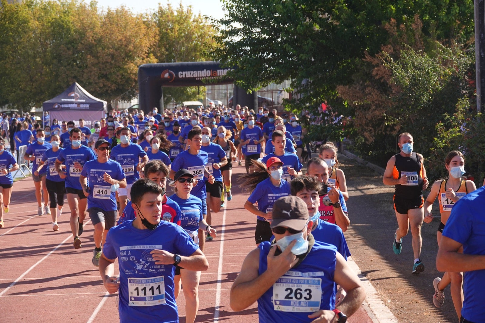 Mil personas participaron en la Carrera Azul por el autismo, con camisetas azules. 