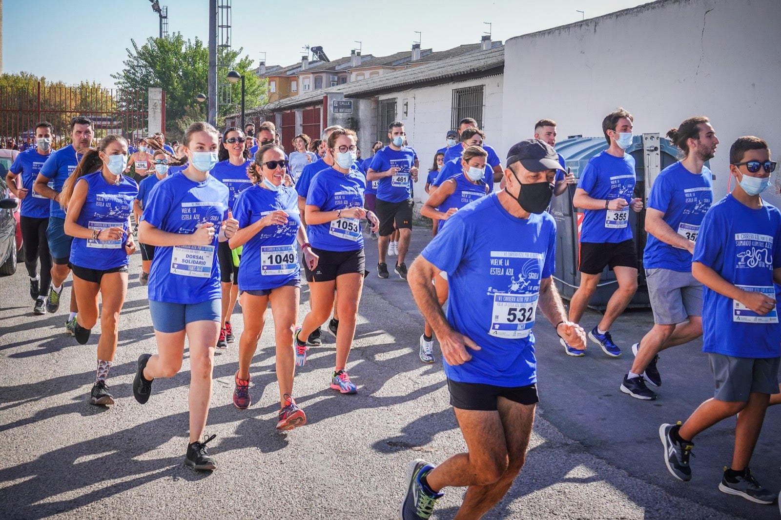 Mil personas participaron en la Carrera Azul por el autismo, con camisetas azules. 