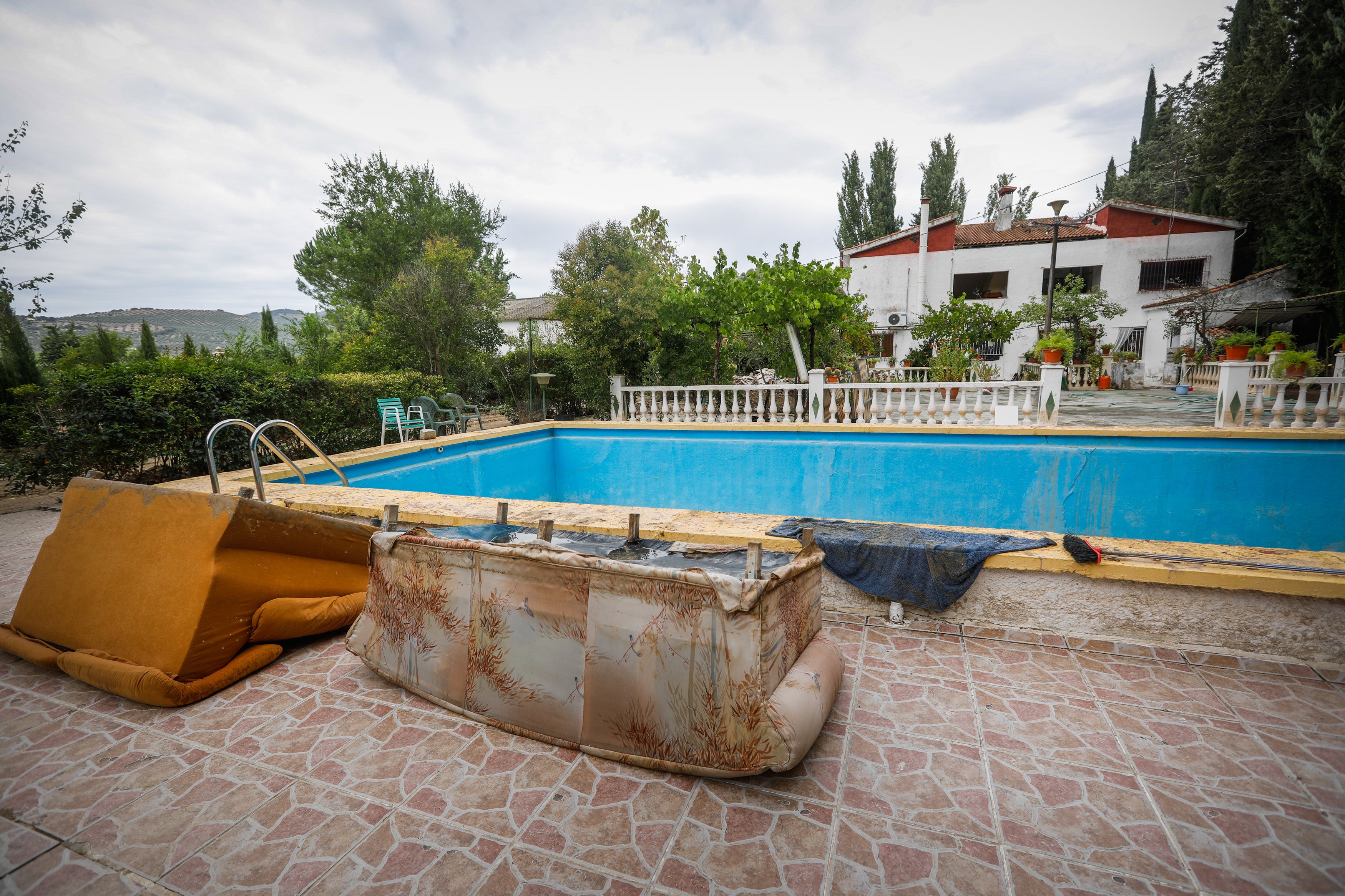 Alomartes y Montefrío siguen adelante a pesar de la tromba de agua que anegó negocios, viviendas y demás instalaciones.