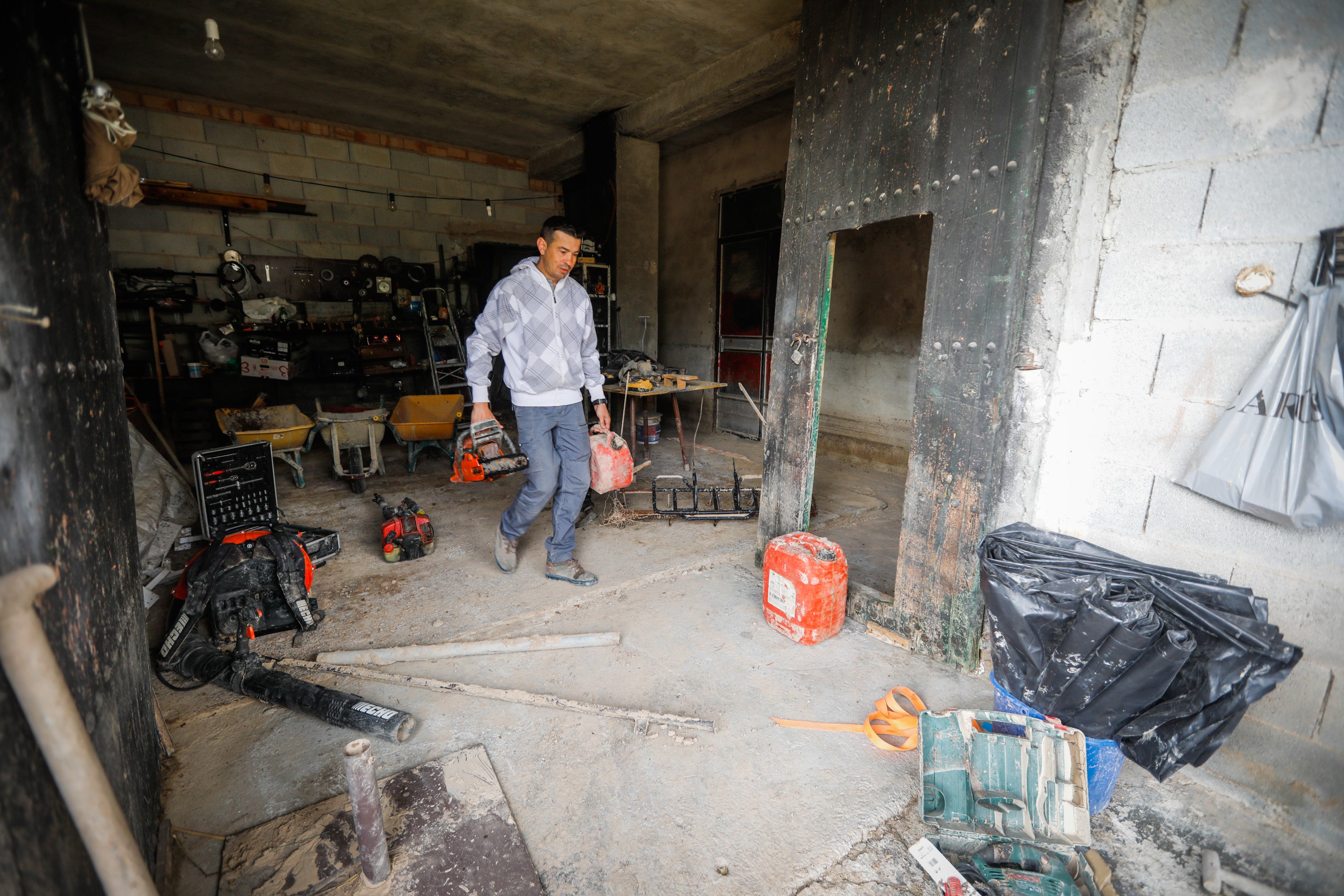 Alomartes y Montefrío siguen adelante a pesar de la tromba de agua que anegó negocios, viviendas y demás instalaciones.