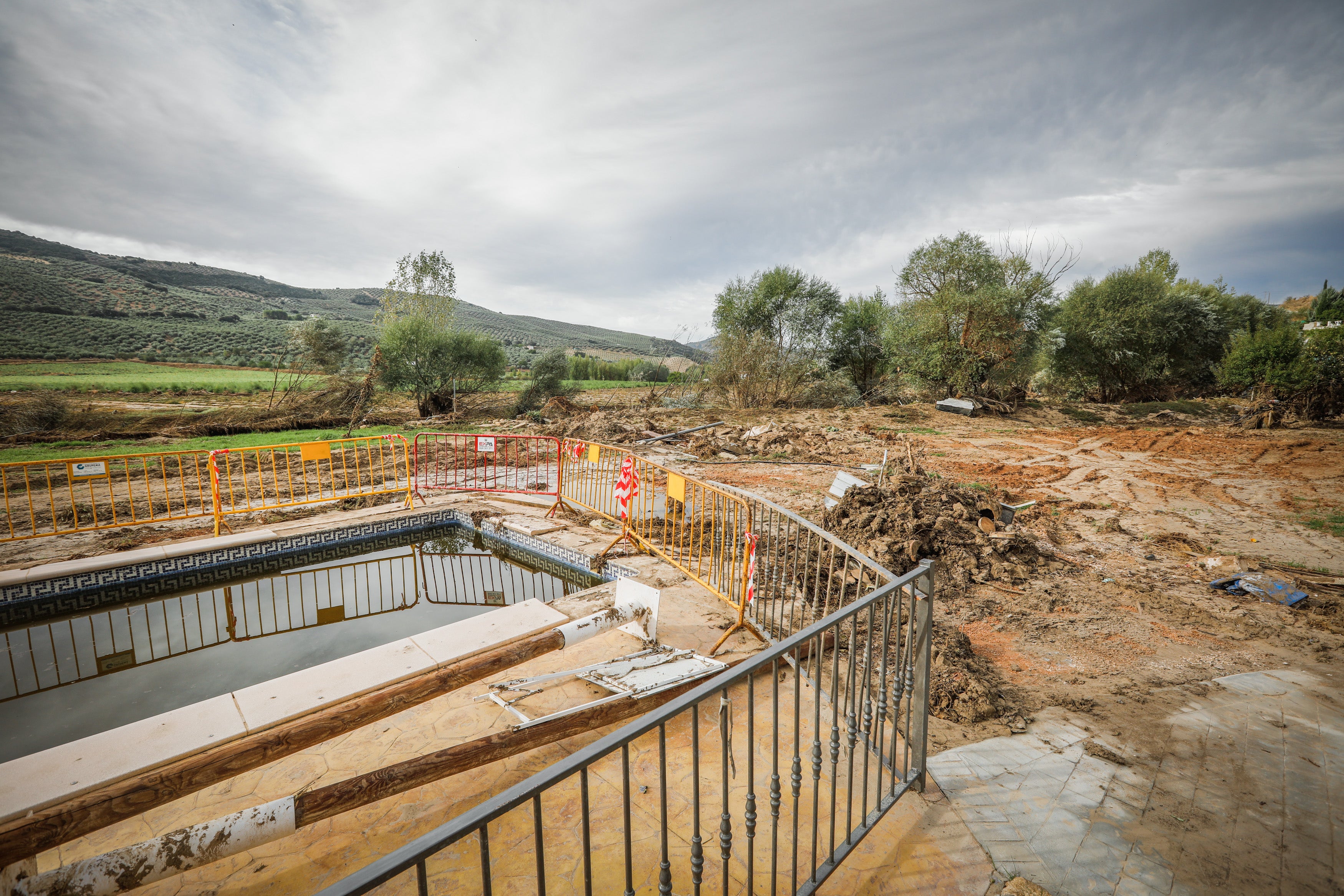 Alomartes y Montefrío siguen adelante a pesar de la tromba de agua que anegó negocios, viviendas y demás instalaciones.