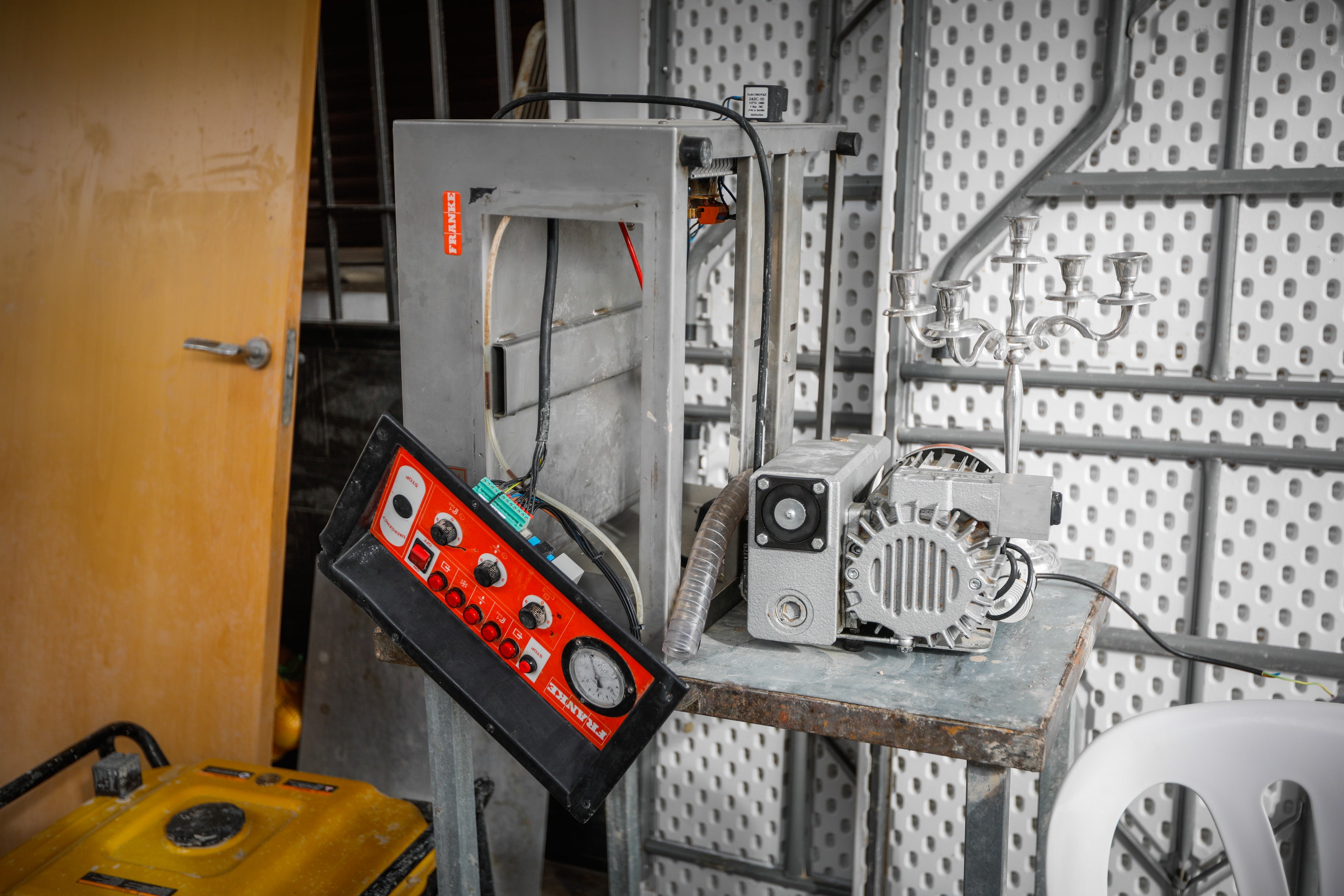 Alomartes y Montefrío siguen adelante a pesar de la tromba de agua que anegó negocios, viviendas y demás instalaciones.