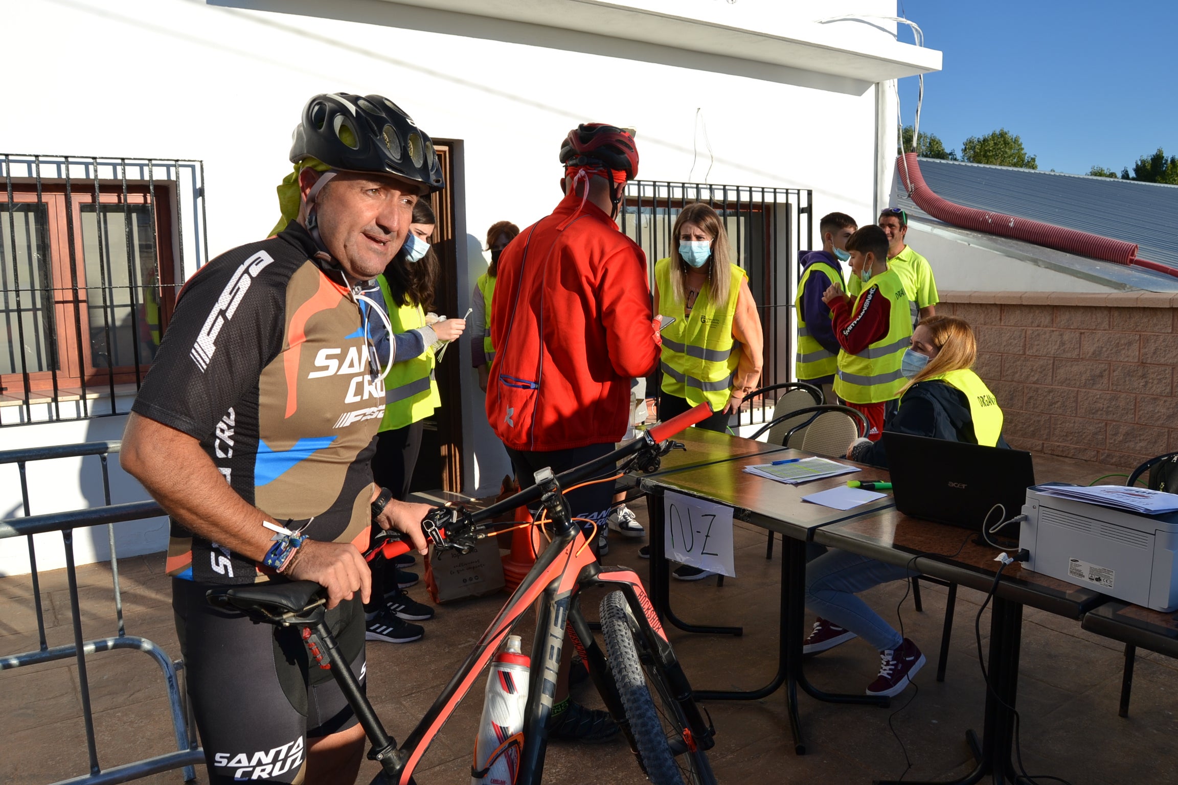 Más de un centenar de ciclistas compiten por las tierras del Parque Natural de la Sierra Almijara, Tejeda y Alhama