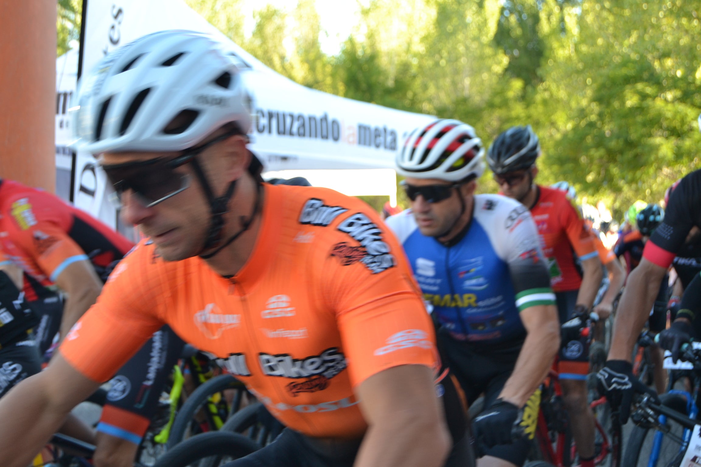 Más de un centenar de ciclistas compiten por las tierras del Parque Natural de la Sierra Almijara, Tejeda y Alhama