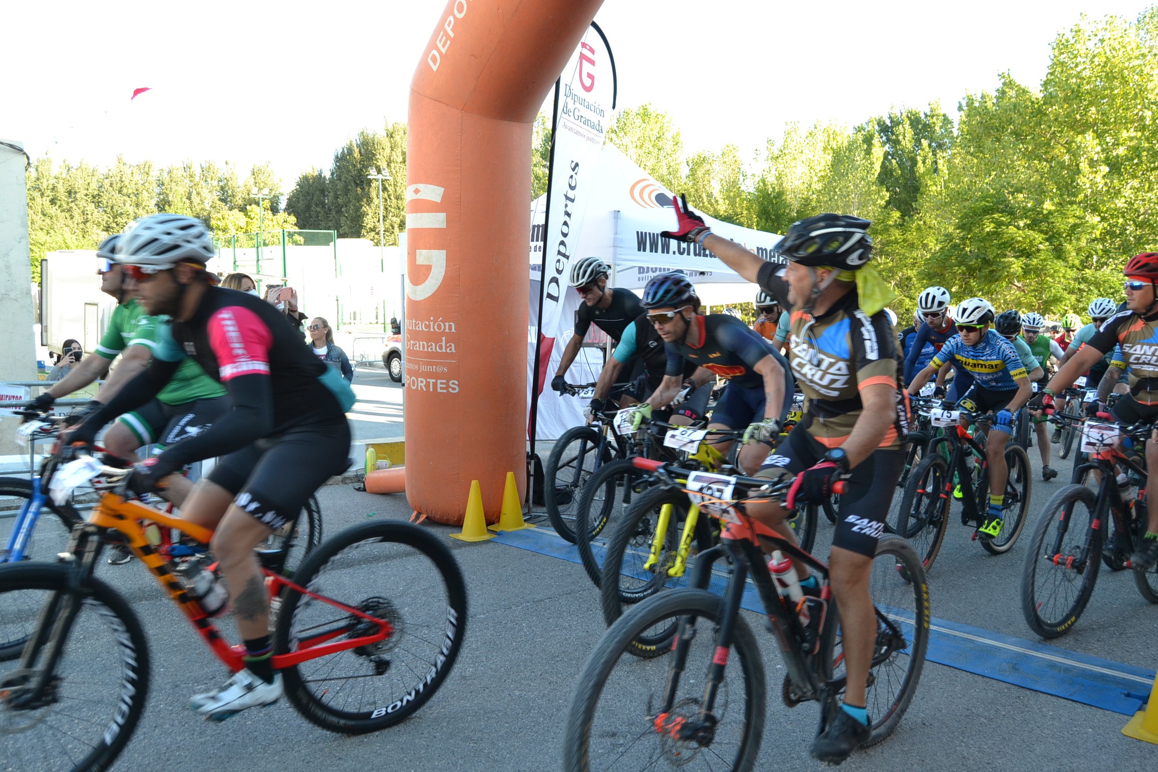 Más de un centenar de ciclistas compiten por las tierras del Parque Natural de la Sierra Almijara, Tejeda y Alhama