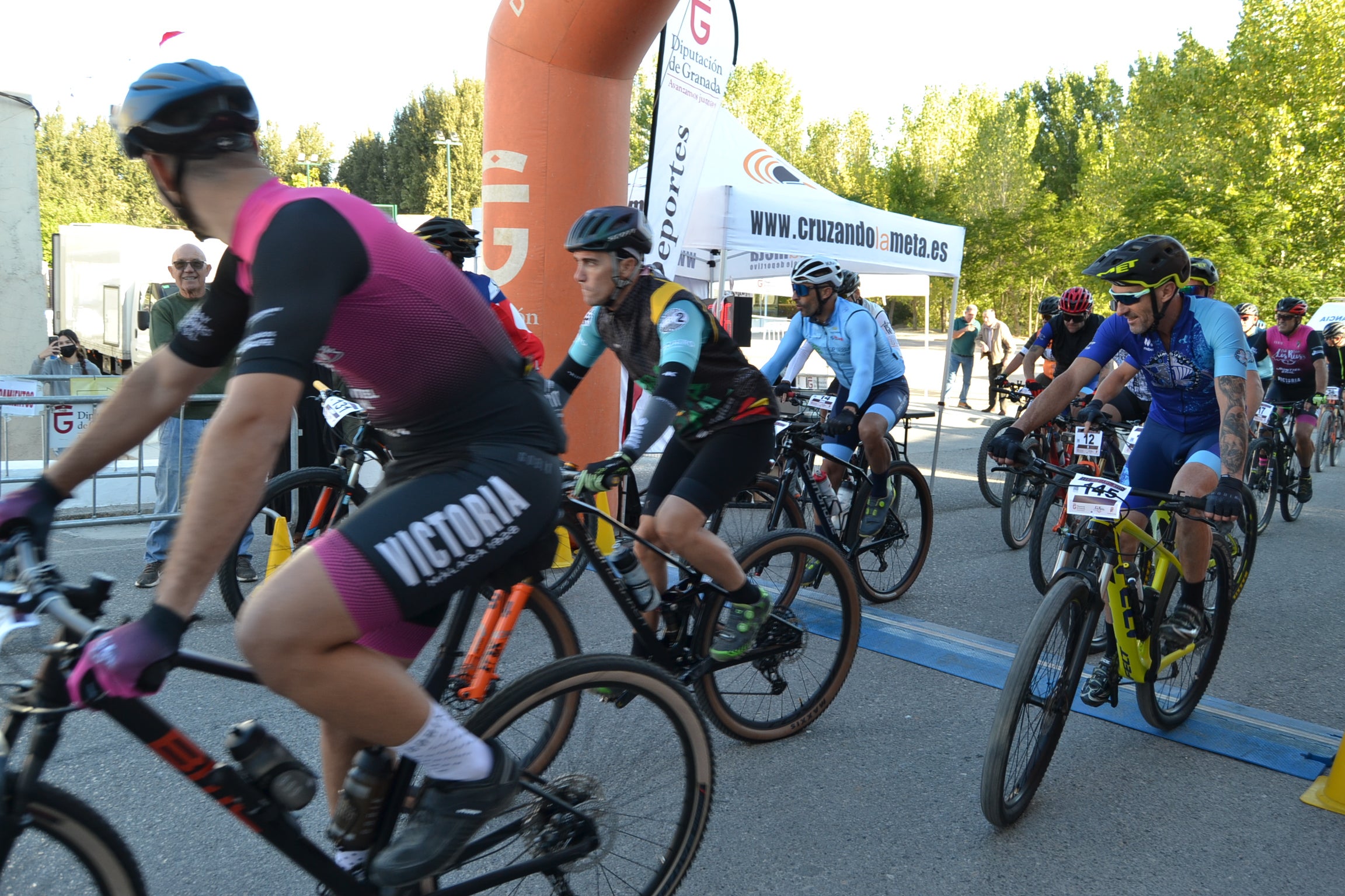 Más de un centenar de ciclistas compiten por las tierras del Parque Natural de la Sierra Almijara, Tejeda y Alhama