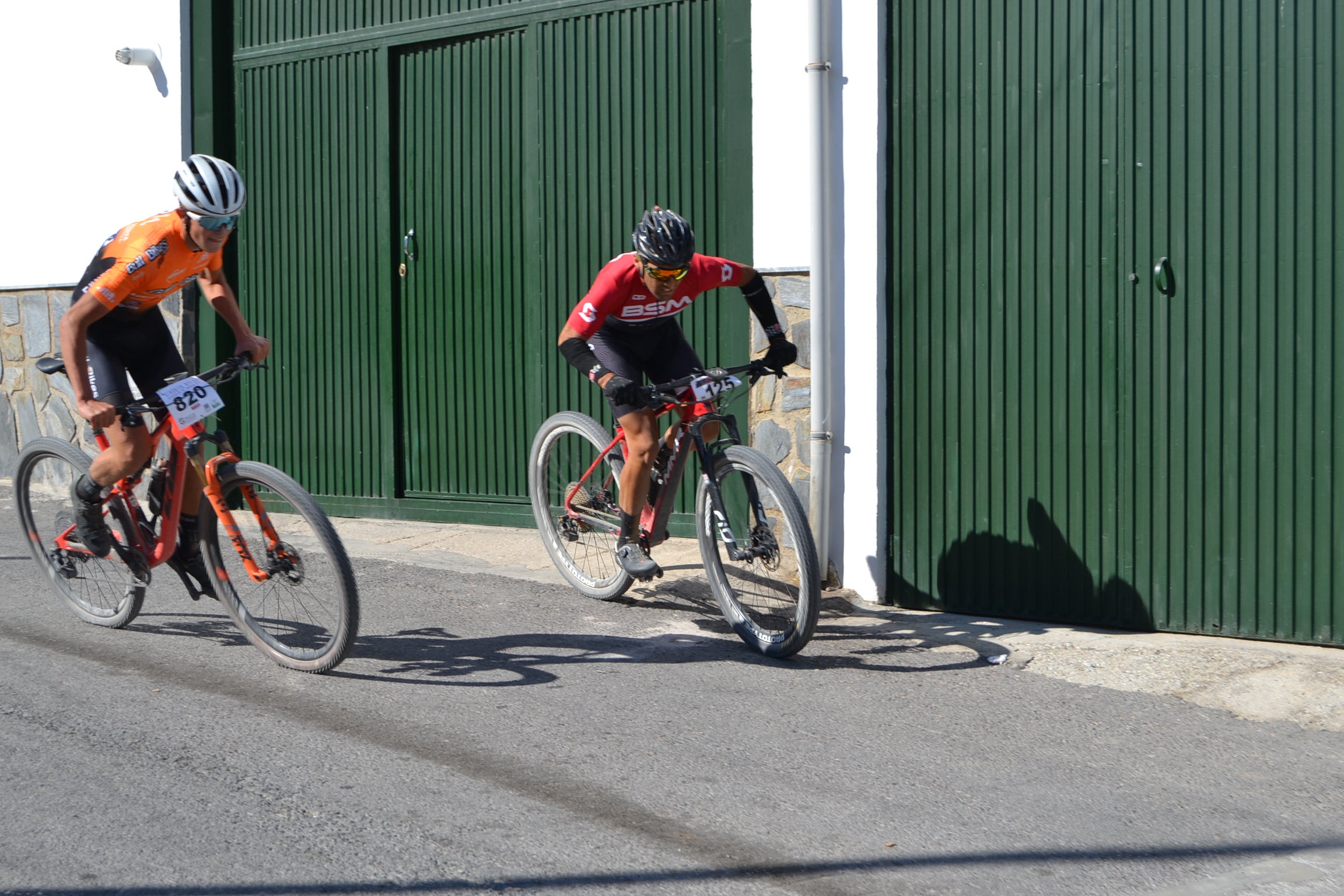 Más de un centenar de ciclistas compiten por las tierras del Parque Natural de la Sierra Almijara, Tejeda y Alhama