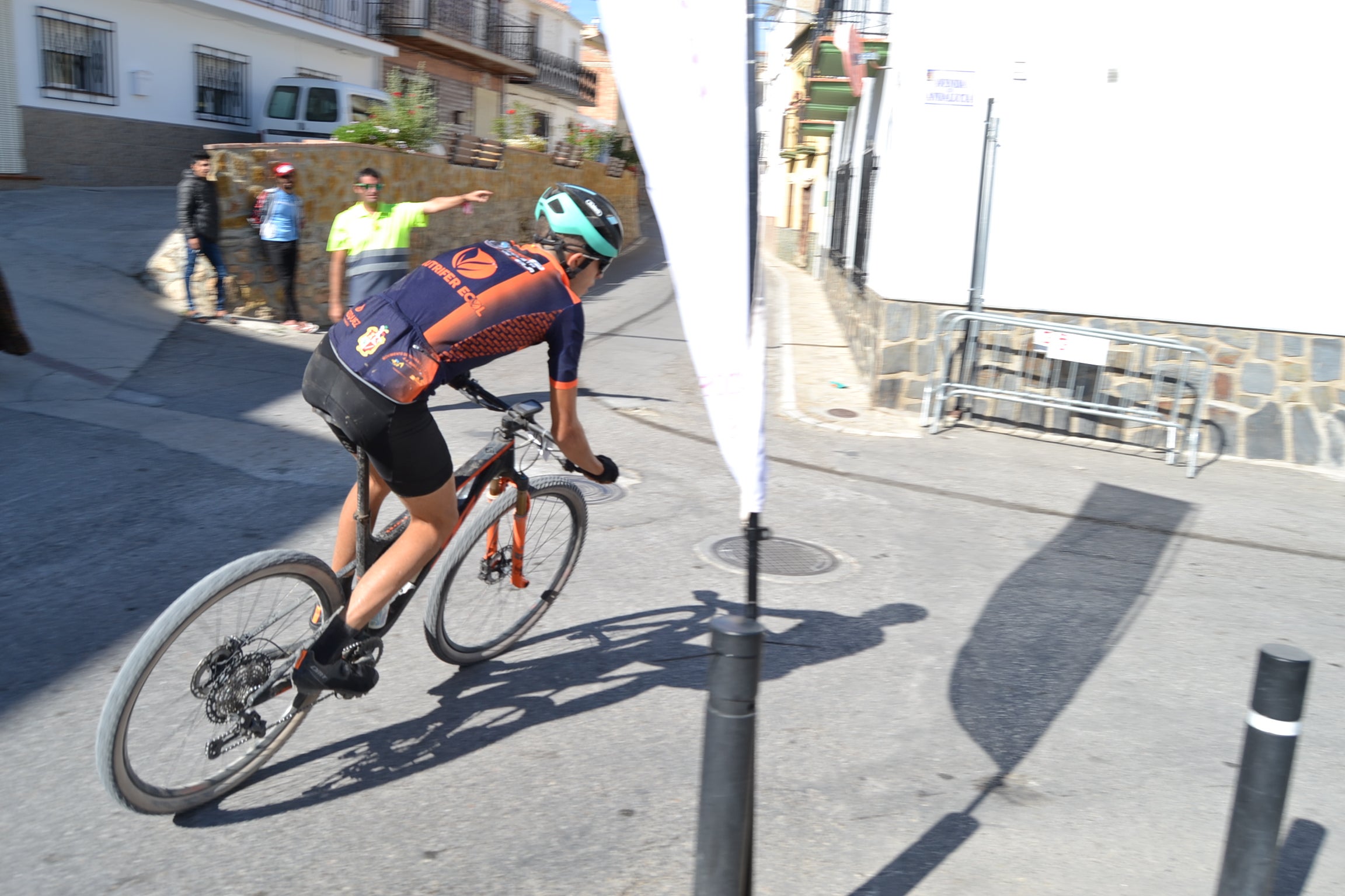 Más de un centenar de ciclistas compiten por las tierras del Parque Natural de la Sierra Almijara, Tejeda y Alhama