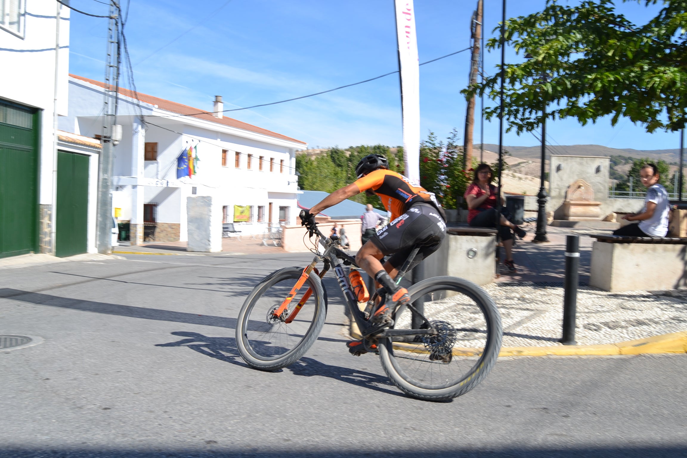 Más de un centenar de ciclistas compiten por las tierras del Parque Natural de la Sierra Almijara, Tejeda y Alhama