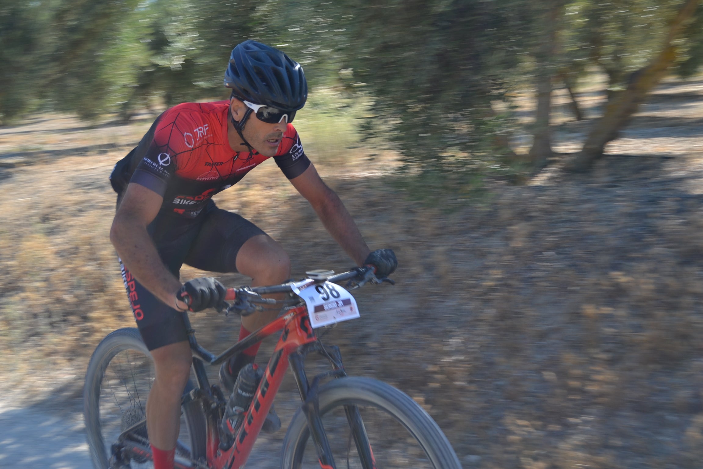 Más de un centenar de ciclistas compiten por las tierras del Parque Natural de la Sierra Almijara, Tejeda y Alhama