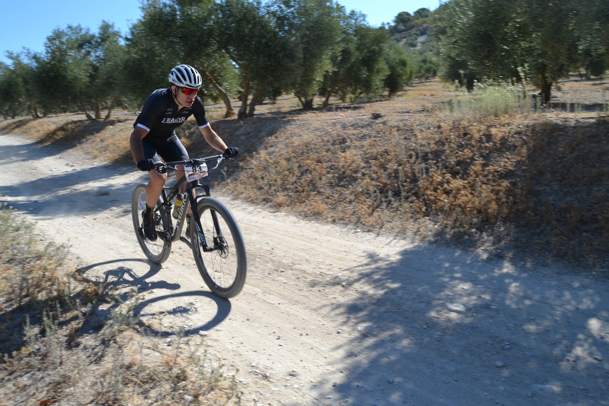 Más de un centenar de ciclistas compiten por las tierras del Parque Natural de la Sierra Almijara, Tejeda y Alhama