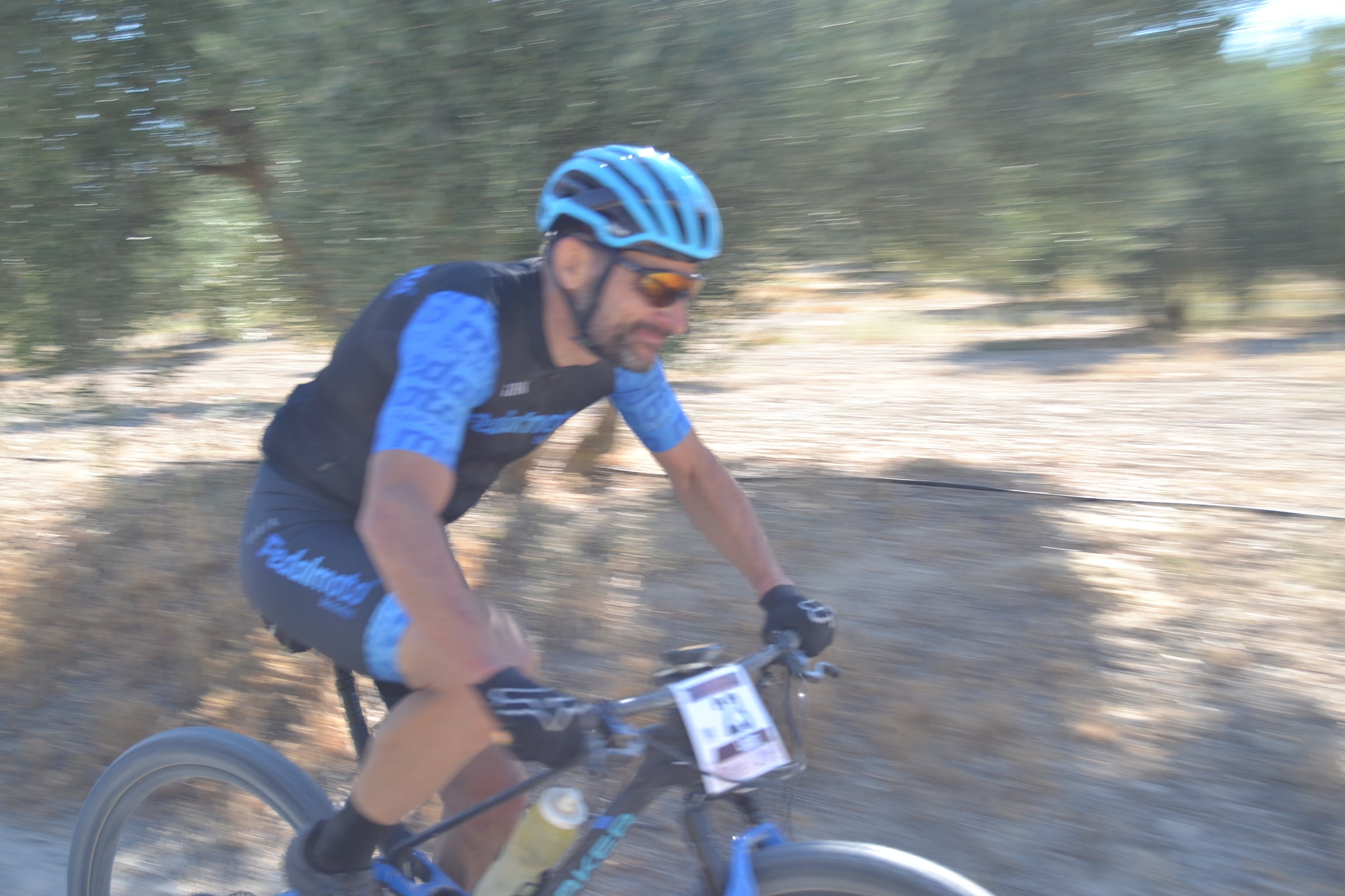 Más de un centenar de ciclistas compiten por las tierras del Parque Natural de la Sierra Almijara, Tejeda y Alhama