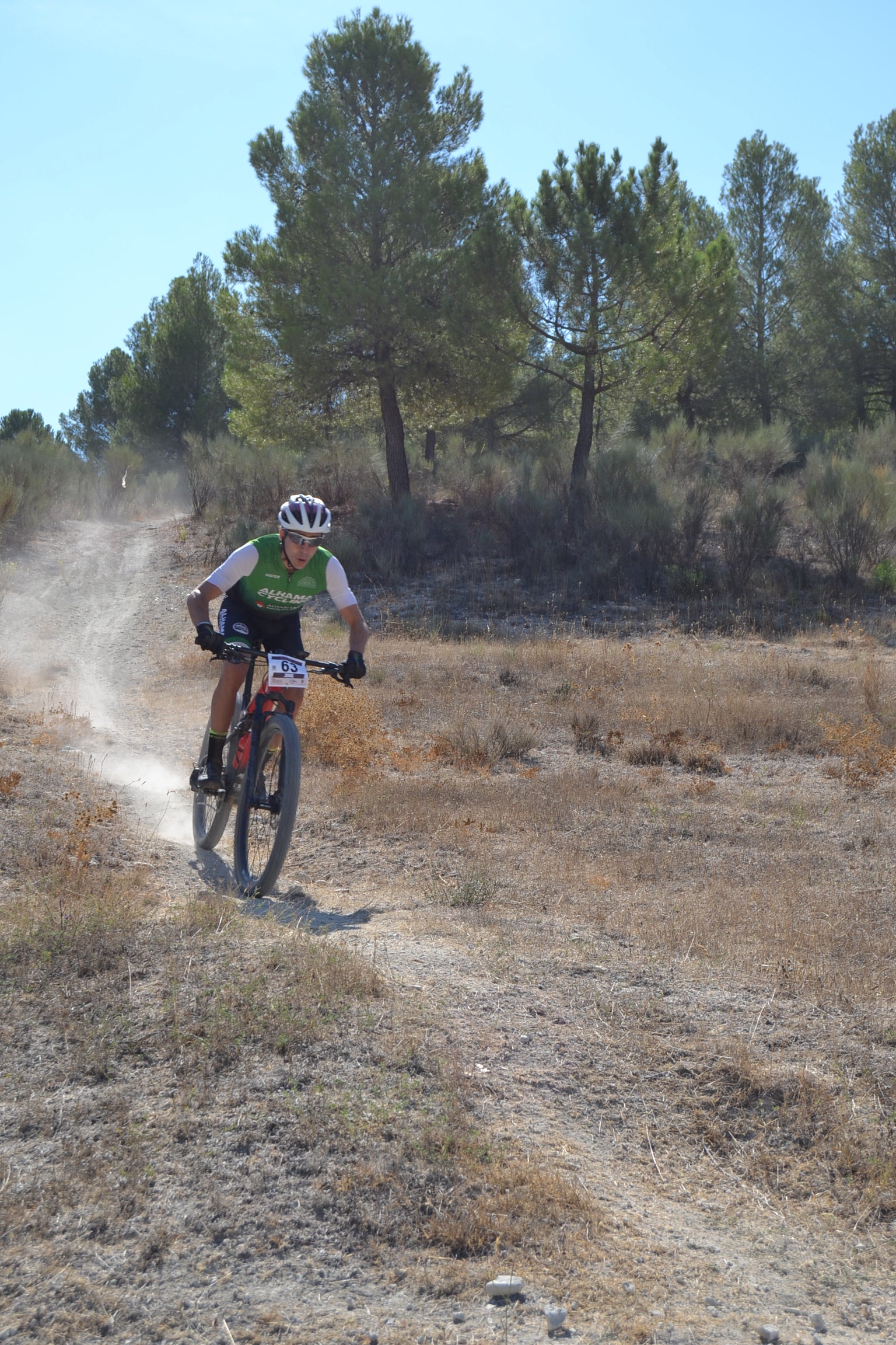 Más de un centenar de ciclistas compiten por las tierras del Parque Natural de la Sierra Almijara, Tejeda y Alhama