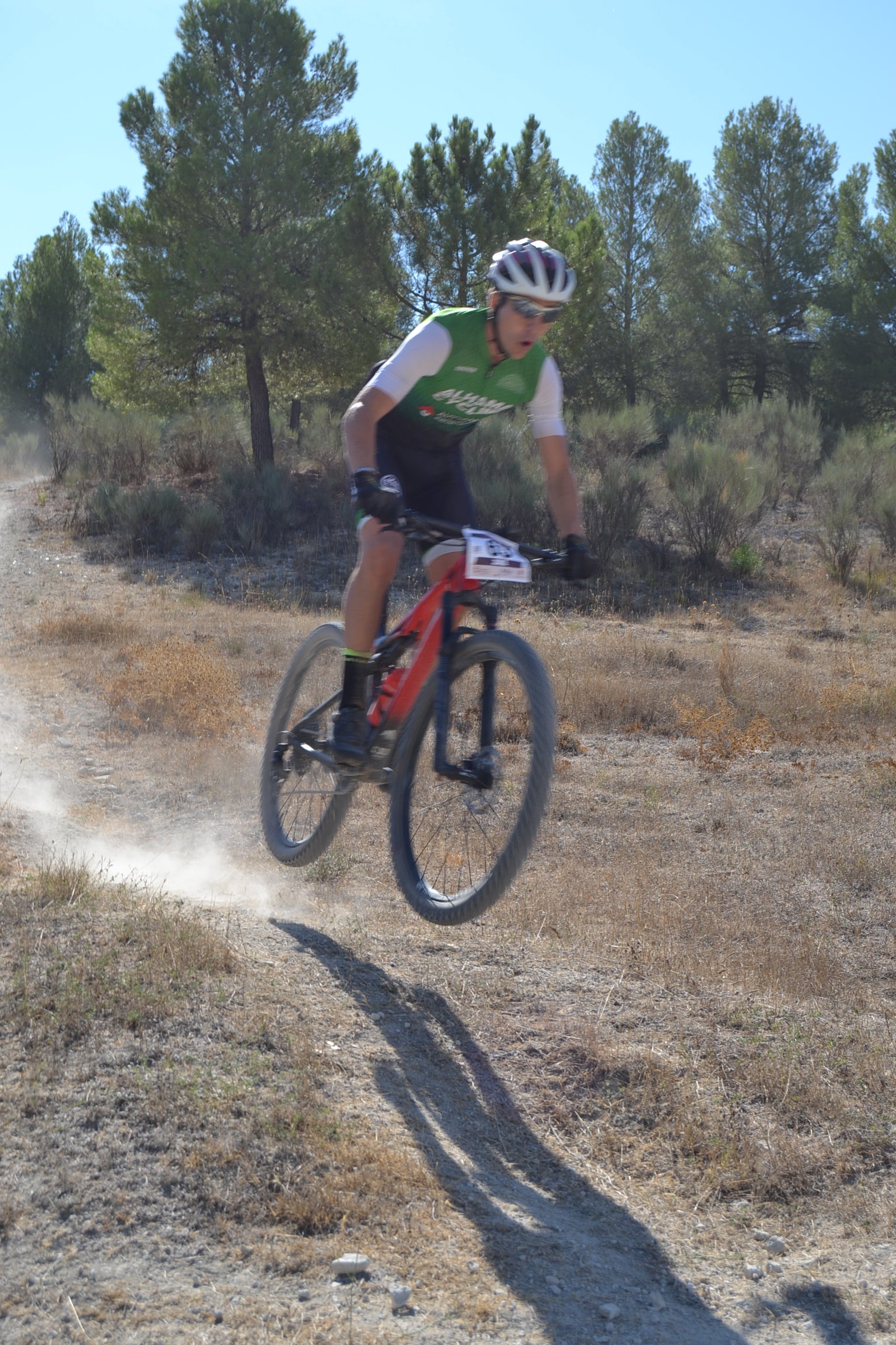 Más de un centenar de ciclistas compiten por las tierras del Parque Natural de la Sierra Almijara, Tejeda y Alhama