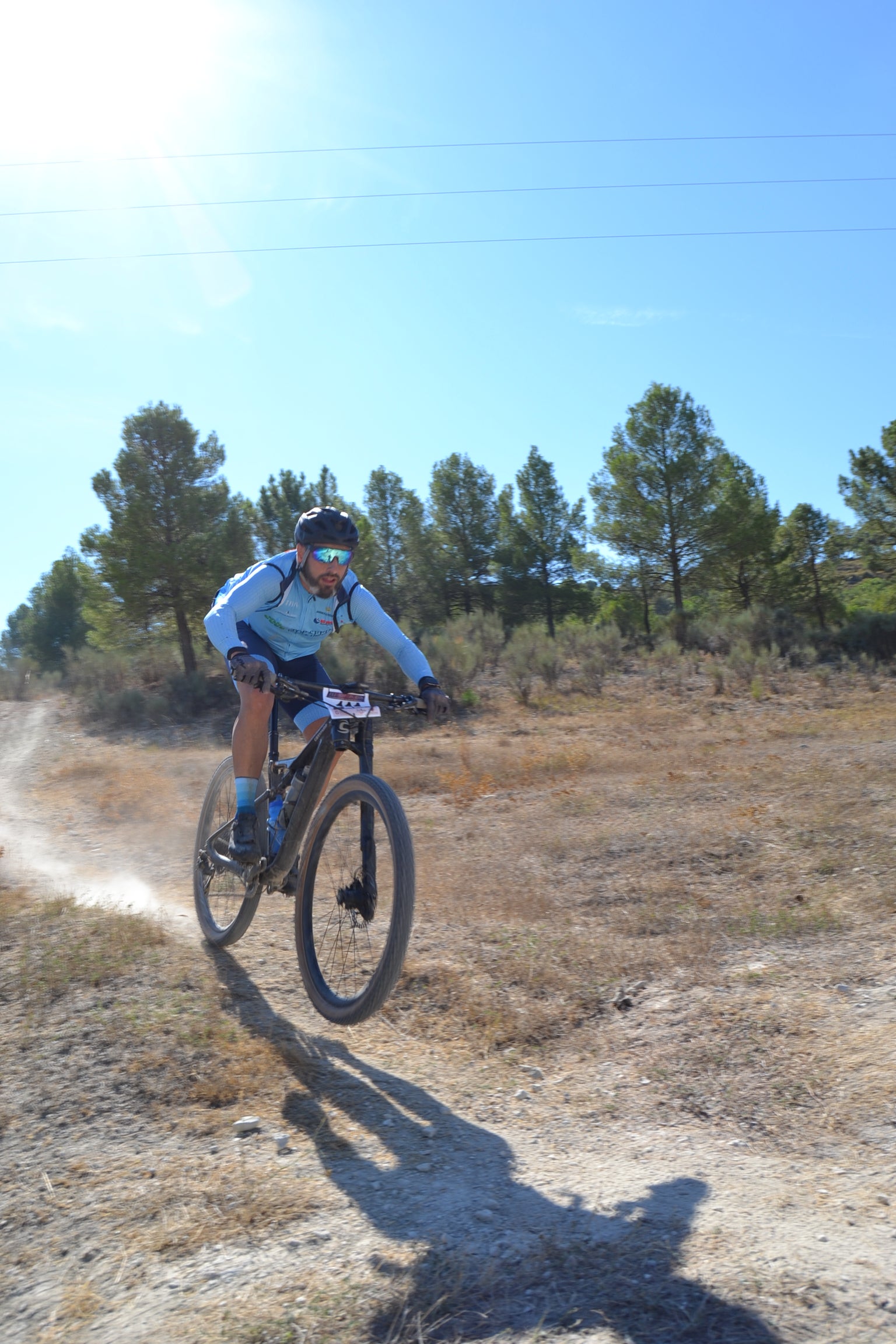 Más de un centenar de ciclistas compiten por las tierras del Parque Natural de la Sierra Almijara, Tejeda y Alhama