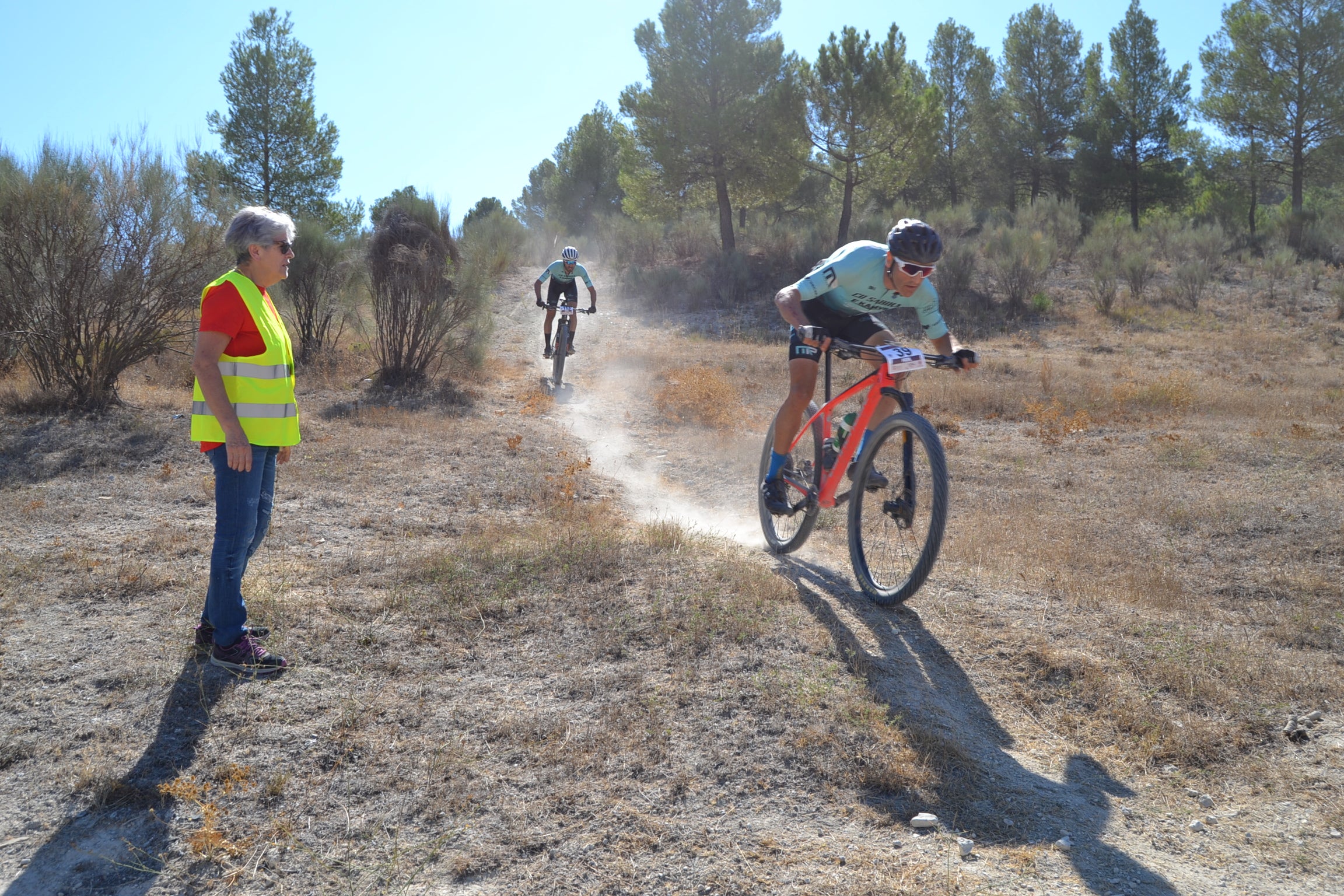 Más de un centenar de ciclistas compiten por las tierras del Parque Natural de la Sierra Almijara, Tejeda y Alhama