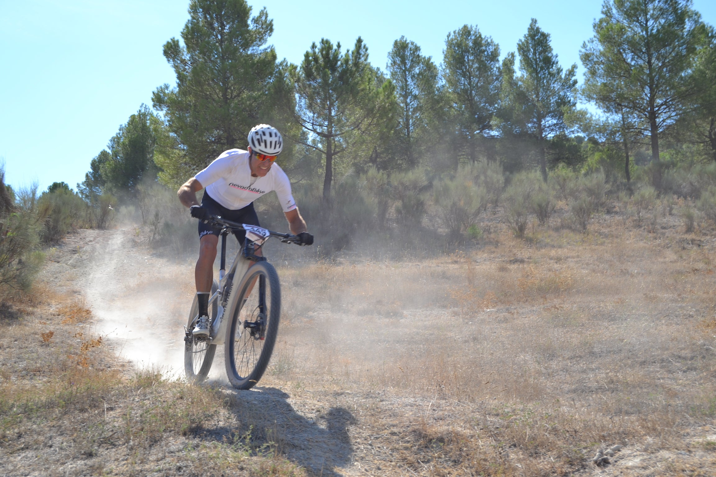 Más de un centenar de ciclistas compiten por las tierras del Parque Natural de la Sierra Almijara, Tejeda y Alhama