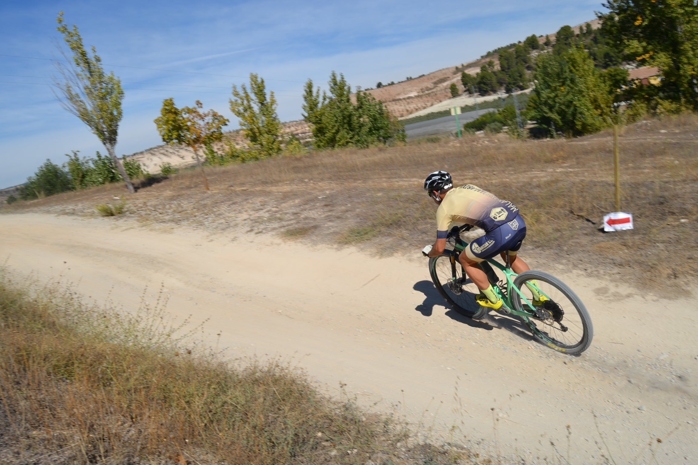 Más de un centenar de ciclistas compiten por las tierras del Parque Natural de la Sierra Almijara, Tejeda y Alhama