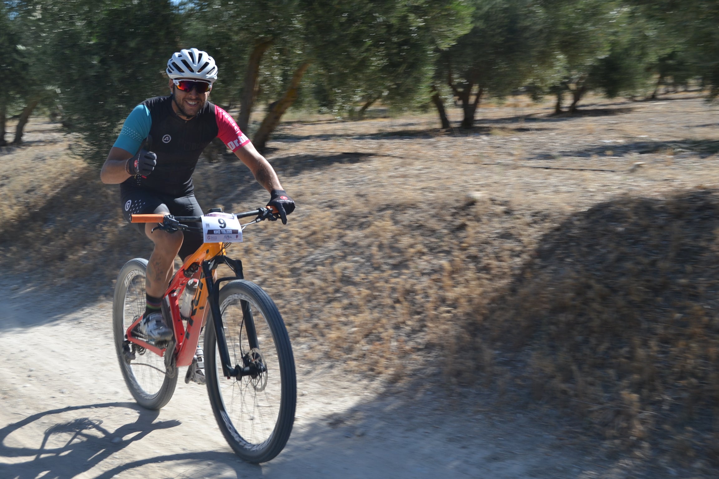 Más de un centenar de ciclistas compiten por las tierras del Parque Natural de la Sierra Almijara, Tejeda y Alhama