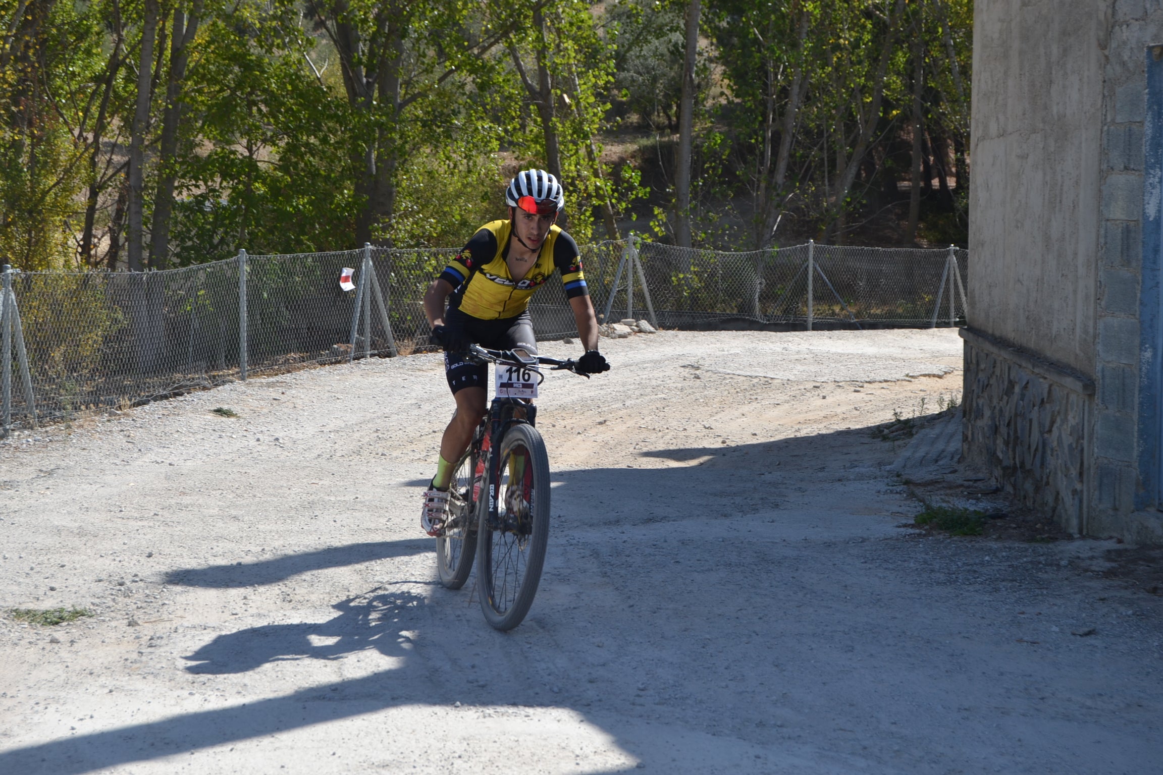 Más de un centenar de ciclistas compiten por las tierras del Parque Natural de la Sierra Almijara, Tejeda y Alhama