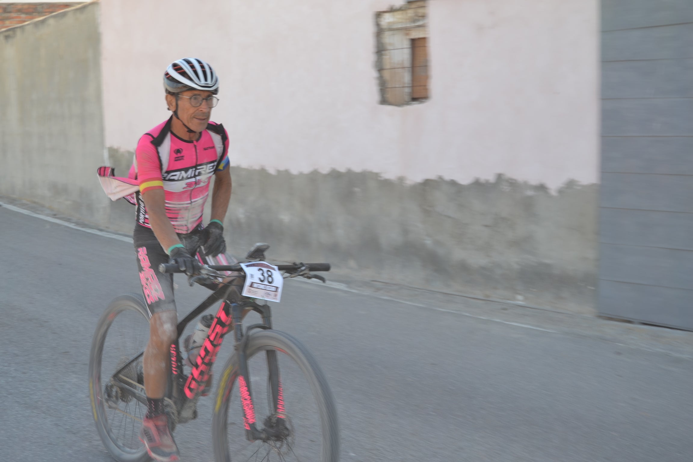 Más de un centenar de ciclistas compiten por las tierras del Parque Natural de la Sierra Almijara, Tejeda y Alhama