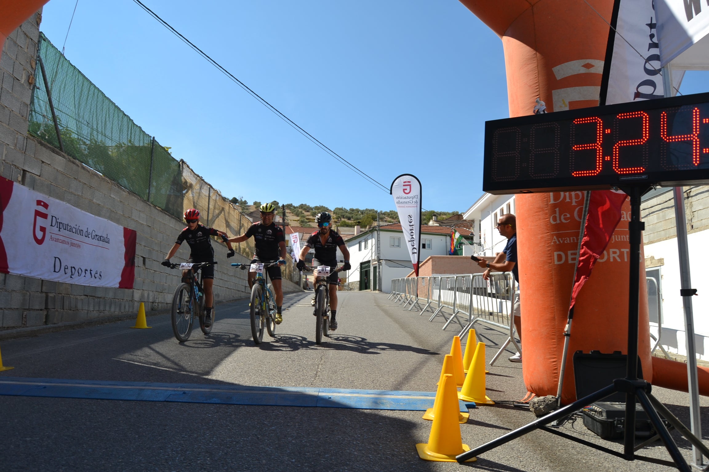 Más de un centenar de ciclistas compiten por las tierras del Parque Natural de la Sierra Almijara, Tejeda y Alhama