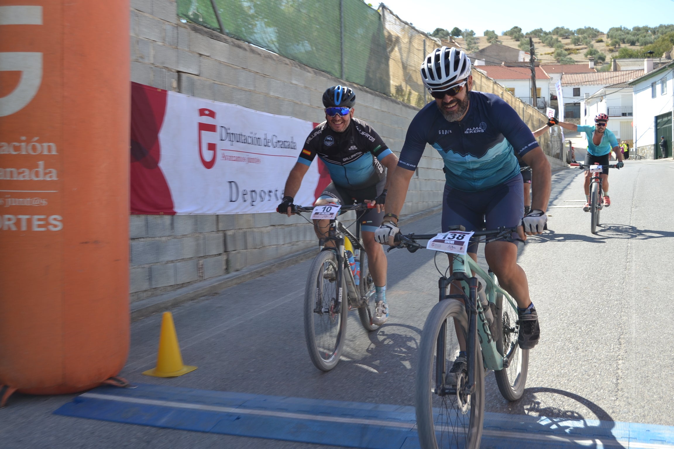 Más de un centenar de ciclistas compiten por las tierras del Parque Natural de la Sierra Almijara, Tejeda y Alhama