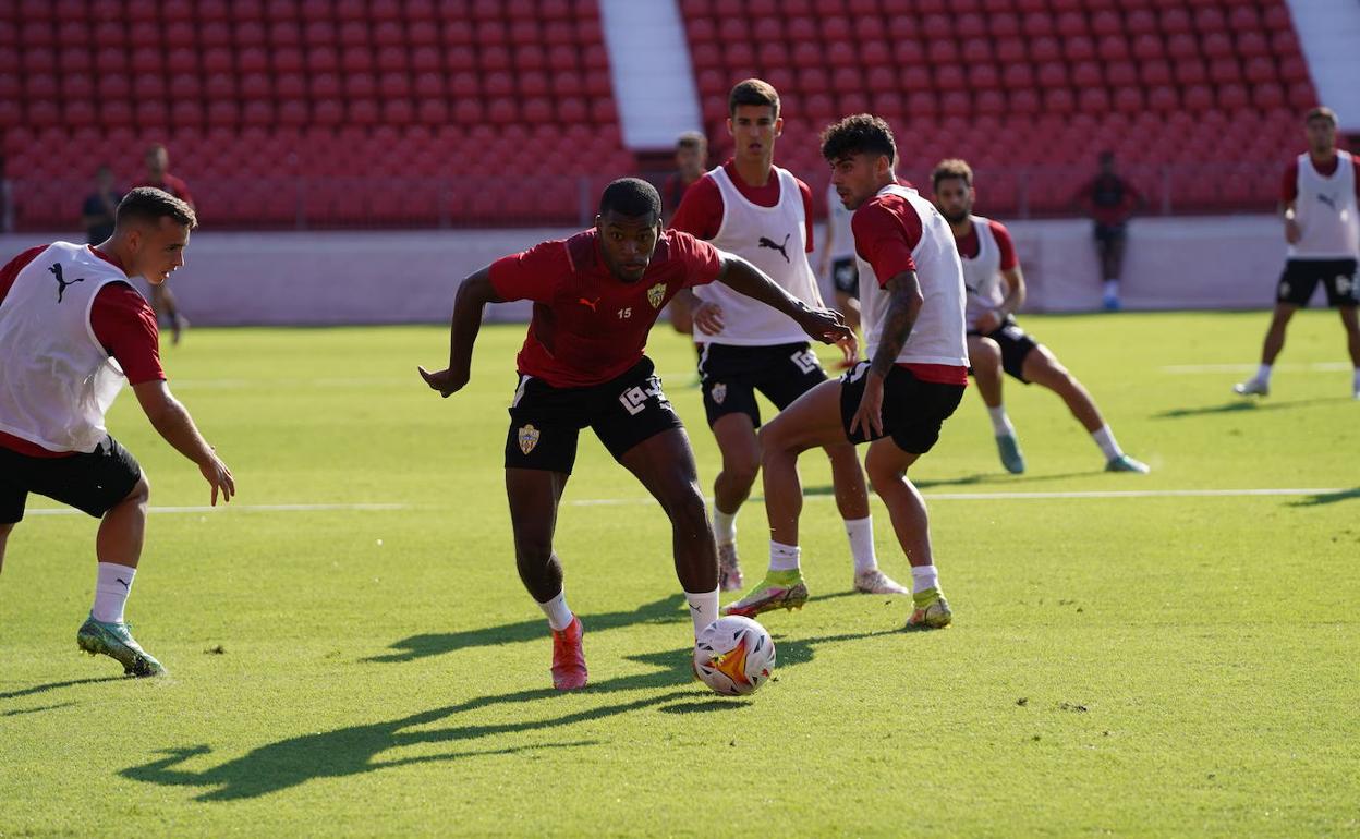 Sergio Akieme, que conduce el balón, puede ser titular hoy. 