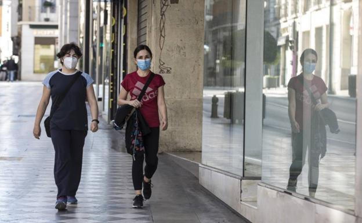 Gente con mascarillas en Andalucía