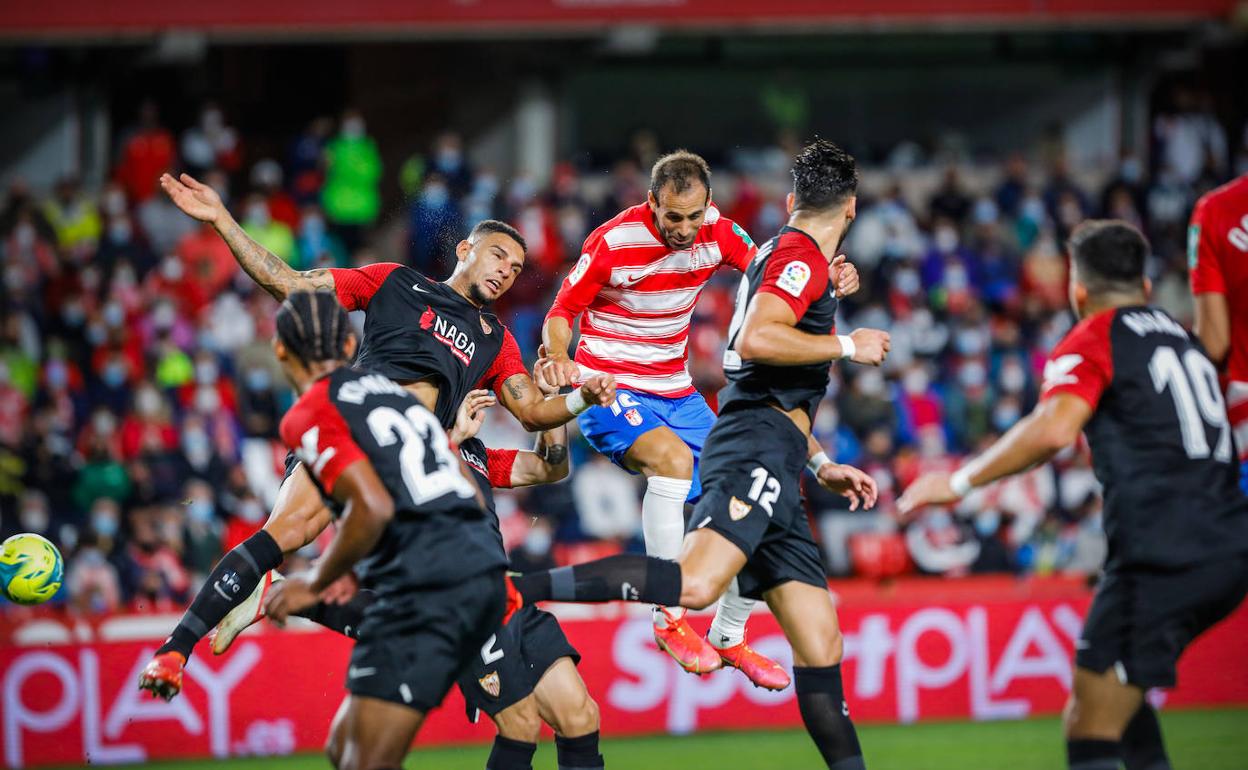 Víctor Díaz supera a Diego Carlos en un lance aéreo. 