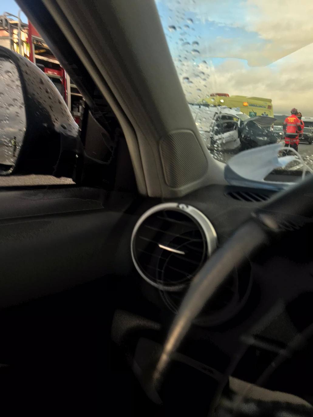 Atención a los vehículos y heridos tras la colisión en la A-316. Foto tomada desde un vehículo parado, a la espera de poder seguir la marcha. 