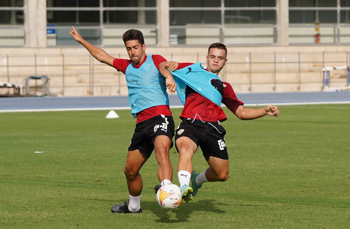 César de la Hoz pelea por el balón con Raúl Caballero. 