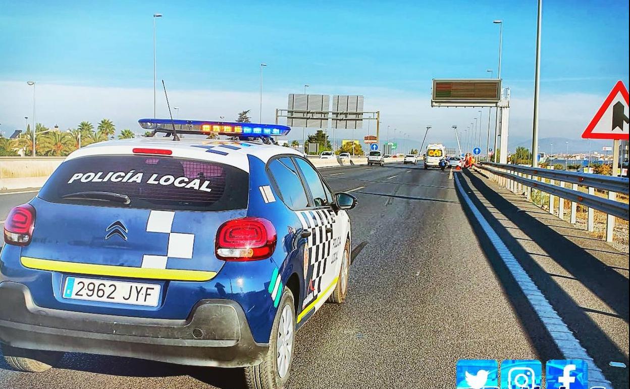 Un coche de la Policía Local, en el lugar del siniestro