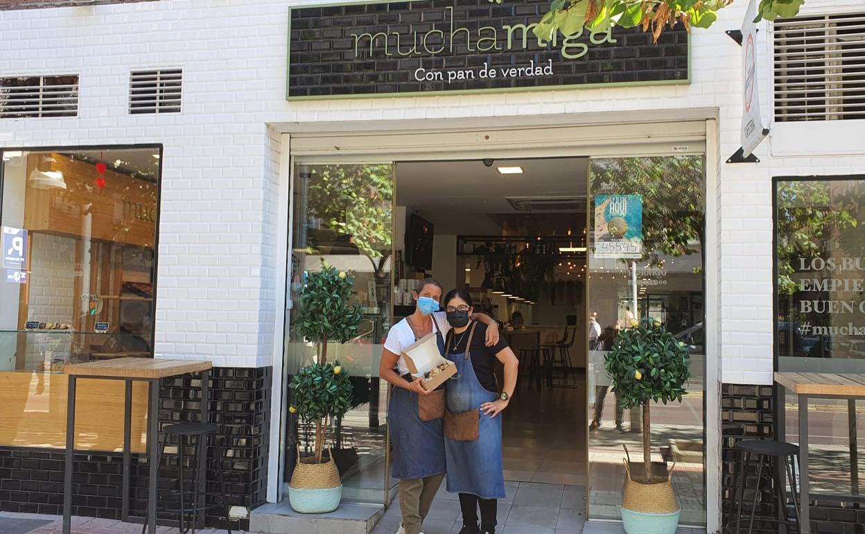 Trabajadoras de Mucha Miga en la puerta de la cafetería.