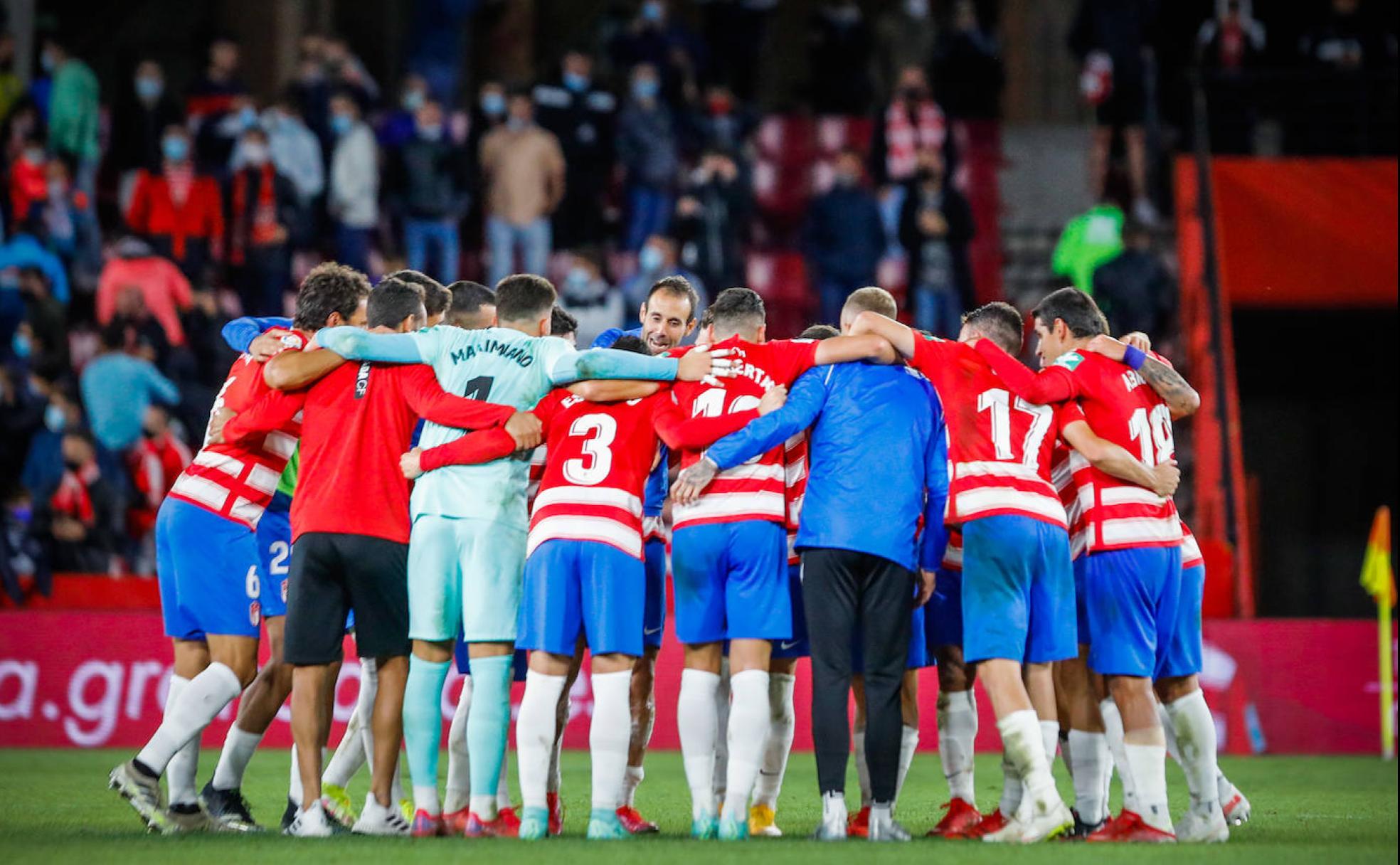 Víctor Díaz, capitán del Granada, se dirige a sus compañeros al finalizar el partido con el Sevilla, en un corro de celebración que terminó con el aplauso al público. 