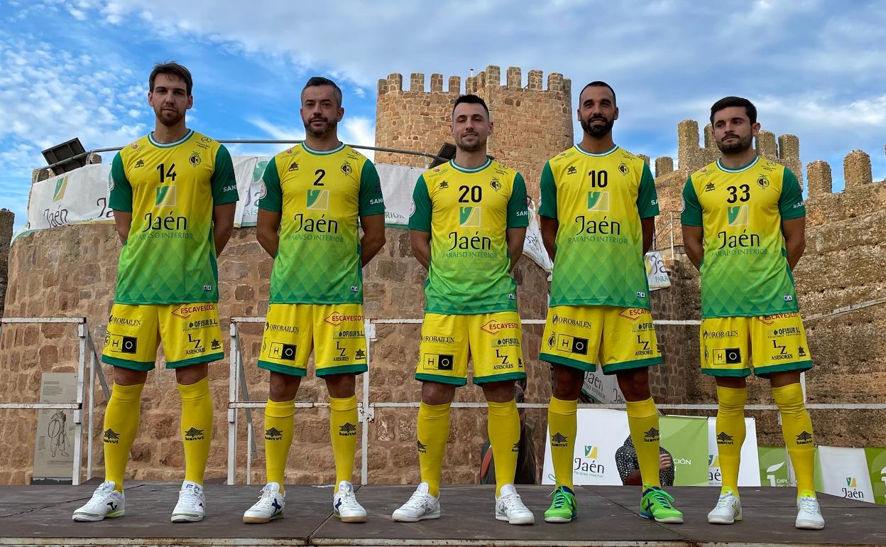 Alan Brandi, Mauricio, Bruno Petry, Carlitos y Dani Martín posan con la primera equipación del Jaén Paraíso Interior FSpara el curso liguero 2021-2022. 