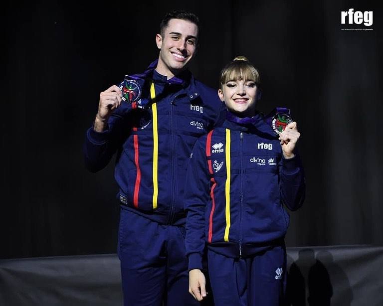 Ismael López y Luz Lupiáñez posan con la medalla de plata. 