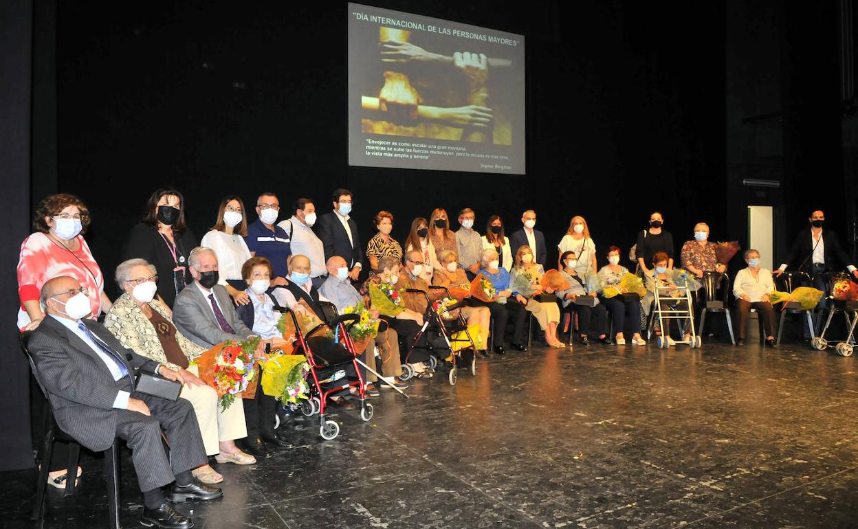 Algunos de los mayores homenajeados por el Ayuntamiento en el acto celebrado en el Teatro Cervantes. 