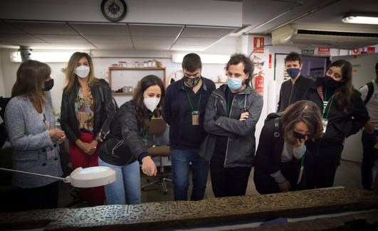 Visita de los finalistas del Premio Cervezas Alhambra de Arte Emergente a los talleres de la Alhambra