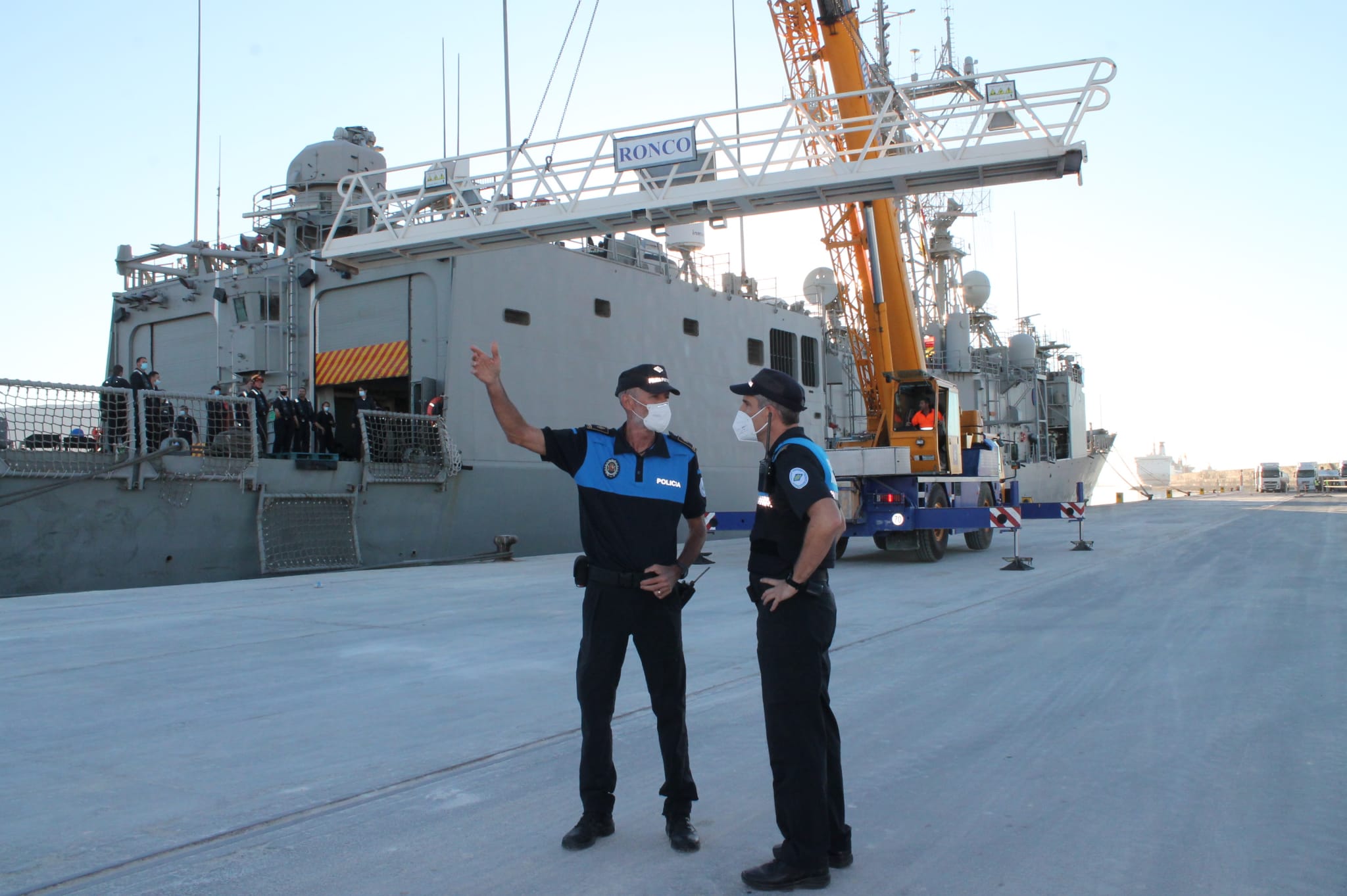 El buque Reina Sofía, en el puerto de Motril