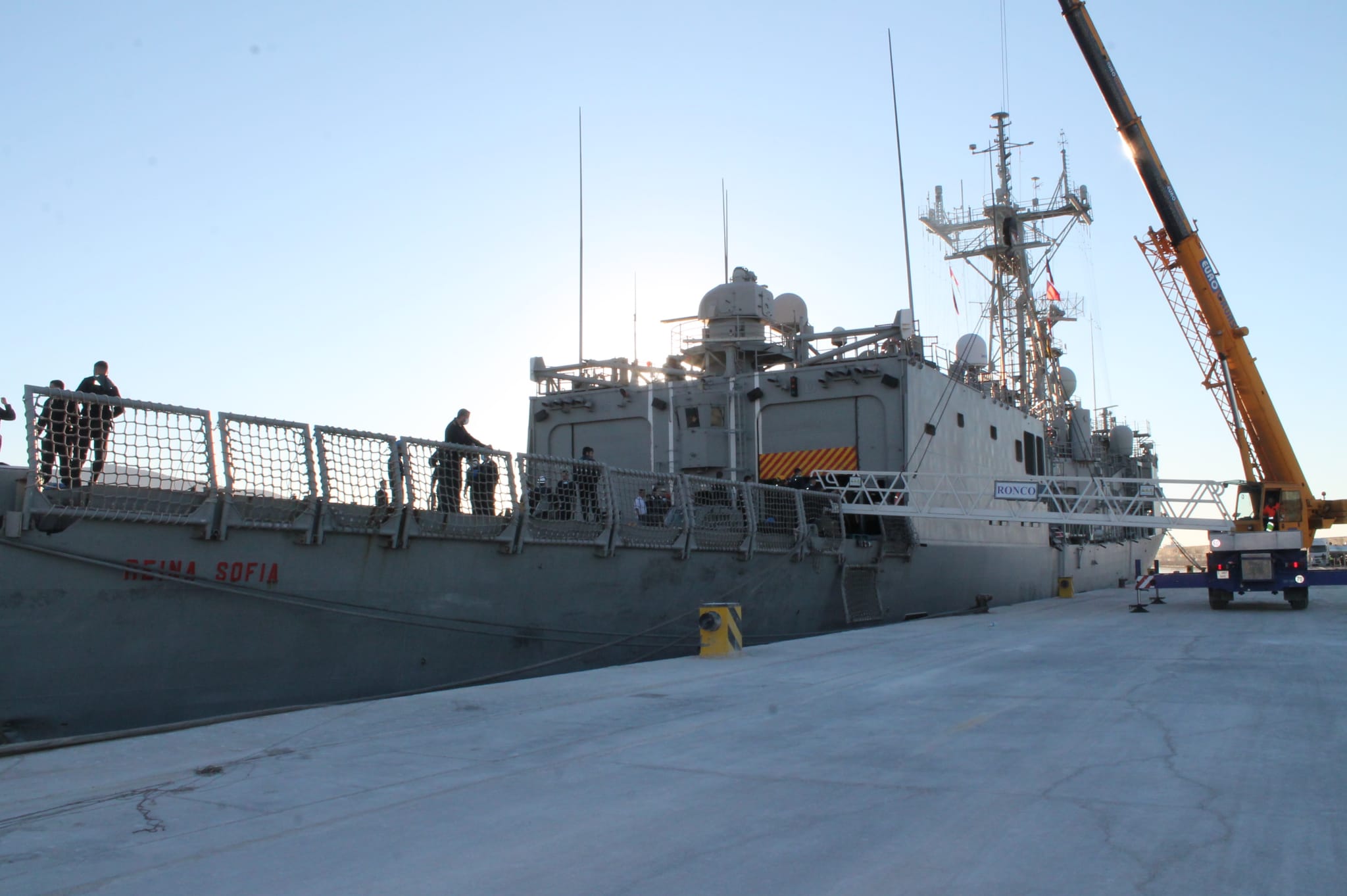 El buque Reina Sofía, en el puerto de Motril