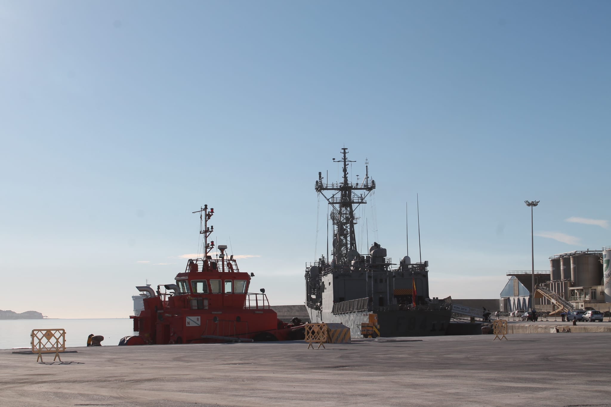El buque Reina Sofía, en el puerto de Motril