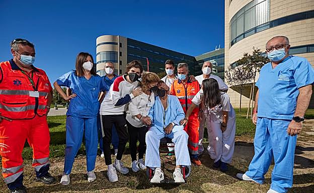 Francis con parte del equipo que le ha salvado la vida. El enfermero del 061 J. Antonio Morales..