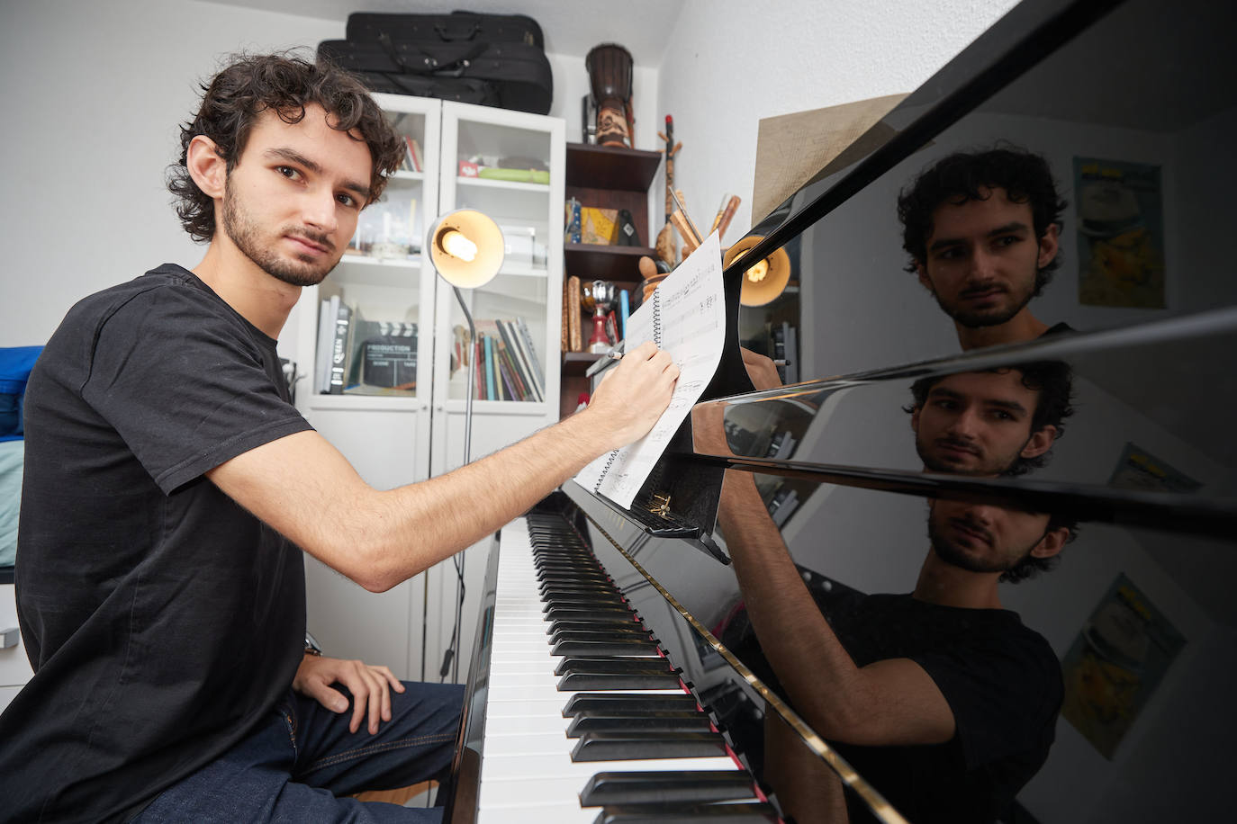 Pedro Osuna, en el piano de su dormitorio, en Granada. 