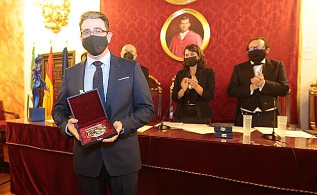 Javier Marín, director del Festival de Música Antigua de Úbeda y Baeza, con su Medalla. 