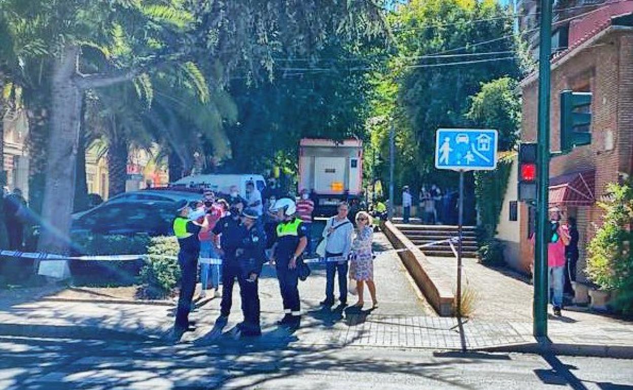 Agentes de la Policía Local atienden el accidente del camión el pasado miércoles.
