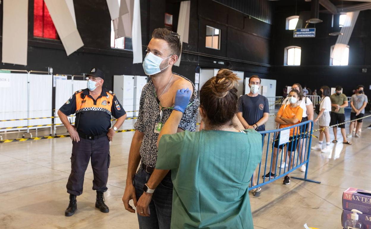 Vacunación en Granada de los menores de 30 años. 