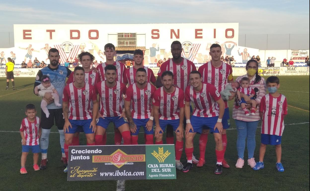 Los jugadores del Atlético Porcuna posan junto a aficionados antes del encuentro.