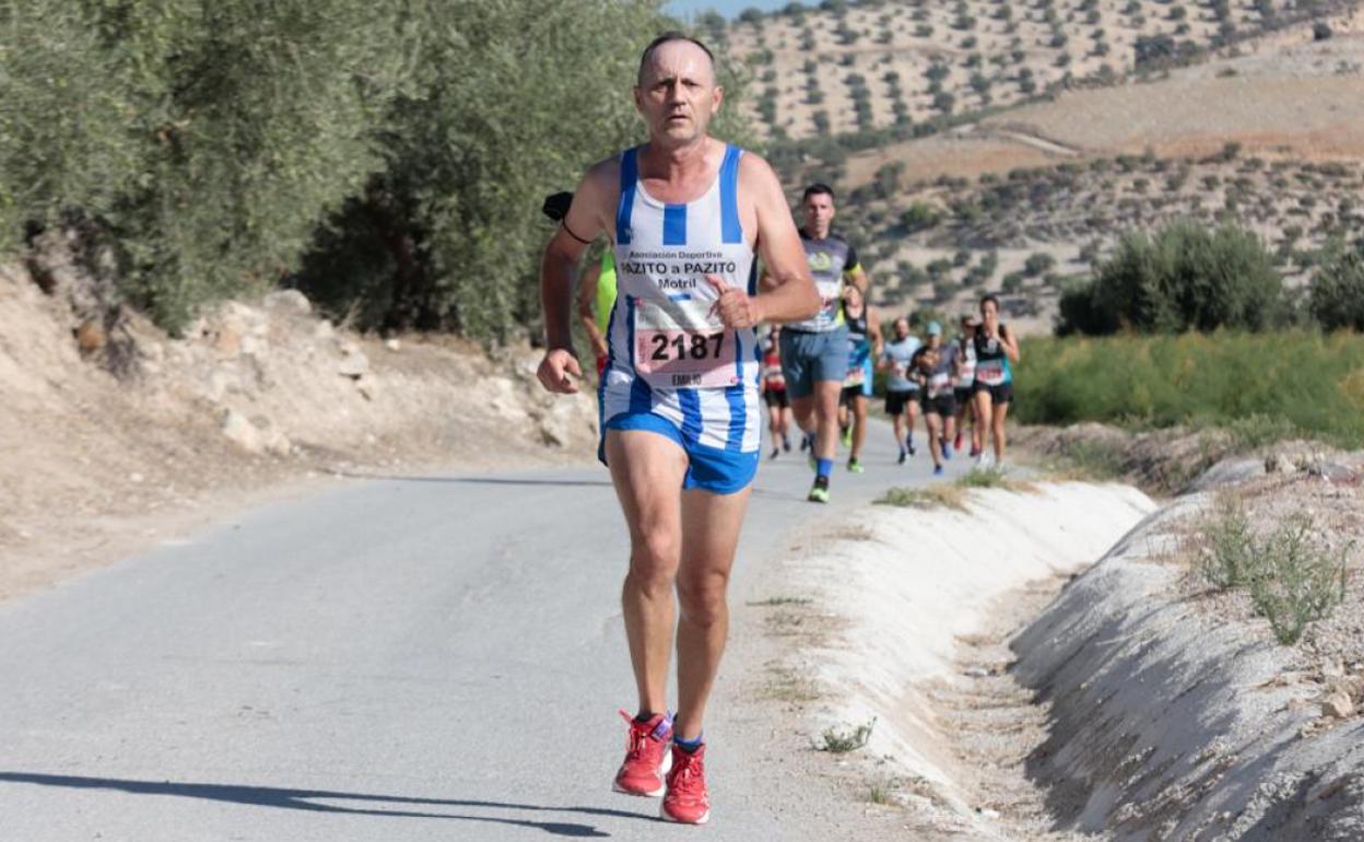 Los corredores, en un tramo rural de la prueba.